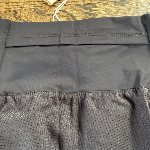 On Running Black Athletic Shorts - Picture 4 of 6